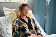 Simone ist zerrissen, als Jenny (Kaja Schmidt-Tychsen) sich kraftlos fügt, ihr Geheimnis zu wahren.