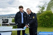 Jakob Frings (Max König, l.) und Paul Schott (Tim Wilde, r.) sehen sich die gekenterte Segeljolle genauer an.