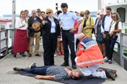 Armin Geiger (Daniel Stockhorst, im VG) hat den Sturz vom Ausflugsschiff in den Bodensee nicht überlebt. Nele Fehrenbach (Floriane Daniel, im VG l.) und Jakob Frings (Max König, im VG M.) bezweifeln, dass eine natürliche Todesursache vorliegt