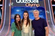 Moderatorin Esther Sedlaczek (M.) mit den Kandidaten des Teams "Sportschau": Lea Wagner (l.) und Tom Bartels (r.).