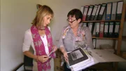 Auf ihrer Suche nach Siegfried recherchiert Sandra Eckardt (l.) mit Frau Pliska in der Gedenkstätte Lager Sandbostel.
