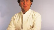 Anfang Vierzig... Dr. Stefan Frank (Sigmar Solbach), Frauenarzt und Chirurg.