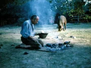 Peter erzählt die Geschichte von einem Schweinehirt, den er selber spielt. Der Schweinehirt hatte abends Kohle auf das Feuer gelegt, in dem Glauben, es seien Steine. Am nächsten Morgen wundert er sich über diese "brennenden Steine".