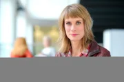 In den neuen Folgen von "Vermisst" nimmt sich Sandra Eckardt ganz besonders komplizierte Spezialfälle vor. Fälle, die auf den ersten Blick aussichtslos erscheinen oder eine erhebliche Gefahr für Sandra und ihr Team darstellen.