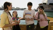 Abigails (Dena Kaplan, l.) kleine Schwester Paige (Zoe Ioannou, 2.v.l.) ist zu Besuch. Abigail freut sich und hat das ganze Wochenende verplant. Doch es scheint, als möge die freche Paige Sammy (Tom Green) und Kat (Alicia Banit, r.) lieber.