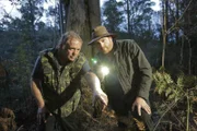 Josh Gates (r.)