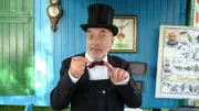 Peter (Peter Lustig), der neue Flohzirkusdirektor, zeigt eine kleine Kutsche, die gleich von einem Floh gezogen wird.