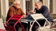 Werner Kurtz (Ernst Stötzner, li.) lässt sich von seinem Freund Klaus (Max Herbrechter, re.) in Sachen Ehe beraten.