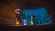 Jon, Miguel und Min reiten in eine dunkle Höhle, um dem fortgelaufenen Stegosaurier zu helfen.