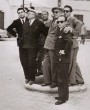 Peppino kämpft gegen die Mafia - obwohl seine eigene Familie in deren Umfeld involviert ist. Das Bild zeigt seinen Vater Luigi (3.v.l.) mit mehreren Mafiagrößen Siziliens.