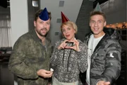 John (Felix von Jascheroff, l.), Yvonne (Gisa Zach) und Moritz (Lennart Borchert) senden einen Geburtstagsgruß an Laura in L.A..