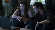Karen Beach (Katrina Law, l.), Foster (Michael Malarkey, r.)