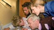 Da ist der Beweis - ein Rattenloch! Nikola (Mariele Millowitsch, l.) hatte also doch recht. Stephanie (Friederike Grasshoff, r.), Tim (Oliver Reinhard, unten) und Peter (Eric Benz) staunen nicht schlecht.
