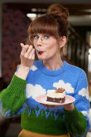 Mary probiert ihren Kuchen.