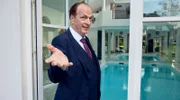 Familienpatriarch Horst Schulte-Bräucker (Herbert Knaup) zeigt den Gästen seine prächtige Villa.