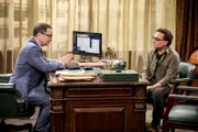 Präsident Siebert (Joshua Malina, l.); Leonard (Johnny Galecki, r.)