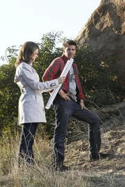 Dr. Brennan (Emily Deschanel, l.); Booth (David Boreanaz, r.)