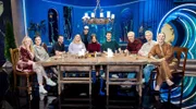 Zu Gast bei Moderatorin Carolin Kebekus (6. v.l.): v.l.n.r. Jasmin Schwiers (Schauspielerin), Parshad (Entertainerin und Stand-up-Comedienne), David Kebekus (Comedian, Regisseur und Autor), Giulia Becker (Autorin, Fernsehmoderatorin und Musikerin), Jan van Weyde (Schauspieler und Comedian), Tarkan Bagci (Autor und Podcaster), Niklas van Lipzig (Entertainer), David Martin (Entertainer) und Jeannine Michaelsen (Fernsehmoderatorin).