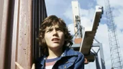 Timm Thaler (Thomas Ohrner) versucht im Hamburger Hafen, an Bord eines Schiffes zu kommen, um endlich sein Lachen zurückzubekommen.