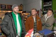 Moritz (Lennart Borchert, r.) fragt sich, warum Paul (Niklas Osterloh, M.) den wichtigen Abend für Alicia vergessen hat. Der bekommt ein schlechtes Gewissen. Links Erik (Patrick Heinrich)