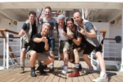 Die Band "voXXclub" posiert auf dem Außendeck der "Grand Lady". Für die 5. Staffel der Doku-Serie "Verrückt nach Meer" waren die sechs Jungs, die die Volksmusik aufmischen, von Curacao bis Marseille an Bord.