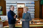 Hat er seinen Konkurrenten aus dem Weg geräumt? Der Hausarzt Dennis Schöpf (Robert Schupp) wird verdächtigt, mit dem Gewaltverbrechen gegen einen Apotheker im Zusammenhang zu stehen. Seine Praxisräume liegen direkt über der Apotheke und es deutet einiges darauf hin, dass der Mediziner eine Affäre mit der Frau des Opfers hat. Die erste Kriminalhauptkommissarin Martina Seiffert (Astrid M. Fünderich) geht diesem Verdacht nach.