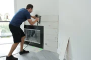 Tarek beschäftigt sich mit dem Design des Kamins. Für die anspruchsvollen Interessenten eines Hauses in dieser Lage muss alles perfekt werden, um das Millionengeschäft erfolgreich abschließen zu können.