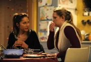 Mitten im Gespräch springt Yvi auf und läuft ins Badezimmer, um sich zu übergeben. Von links: Trixi (Doreen Dietel) und Yvonne Preissinger (Alexa Eilers).