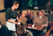 Hilde (Alice Hoffmann) und Heinz (Gerd Dudenhöffer) gönnen sich einen Kinoabend. Anschließend besuchen sie Sohn Stefan (Gregor Weber, links), der in einem Bistro jobbt.