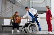 Die junge Patientin Melissa Gaethgens (Victoria Schulz, l.) verhält sich eigenartig. Im Gegensatz zu Ben (Philipp Danne, M.) ist Rebecca (Milena Straube, r.) skeptisch, ob ihre Schmerzen echt sind.