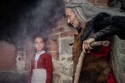 Mit einer List gelingt es Gretel, die böse Hexe in den Tod zu treiben und ihren Bruder zu retten.
