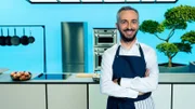 Jan Böhmermann in seiner Küche in der Sendung "Böhmi brutzelt".