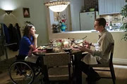 Sind sich nicht einig was die Wichtigkeit, während des Abendessens nicht über die Arbeit zu reden, betrifft: McGee (Sean Murray, r.) und Delilah (Margo Harshman, l.) ...