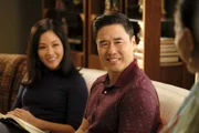 Jessica Huang (Constance Wu, l.); Louis Huang (Randall Park, r.)