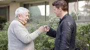 Booth (David Boreanaz, re.) Großvater Hank (Ralph Waite) hat das Altersheim verlassen, da er einen Pfleger geschlagen hat. Nun will er für einige Tage bei seinem Enkel wohnen.