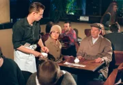 SWR Fernsehen FAMILIE HEINZ BECKER, "Stefans Job". Hilde (Alice Hoffmann) und Heinz (Gerd Dudenhöffer) gönnen sich einen Kinoabend. Reichlich nervig für alle, die das Pech haben, in ihrer Nähe zu sitzen.