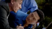 Ein doppelter Schlag ereilt das Five-O Team: Danny wird vor den Augen seiner Tochter wegen Mordes an Marco Reyes verhaftet und soll nach Kolumbien abgeschoben werden und Chin (Daniel Dae Kim, r.) wird von Rex Coughlin (Robert Knepper, l.) von der internen Ermittlung wegen Bestechlichkeit festgenommen ...