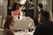 Richard (Nathan Fillion, r.) hat ein Date mit der attraktiven Amanda Livingston (Sarah Brown, l.) während sich Kate (Stana Katic, hinten M.) mit dem Feuerwehrmann Brad Dekker (Scott Elrod, hinten r.) trifft.