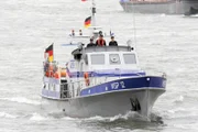 Auf dem Rhein jagen die zur Wasserschutzpolizei abgestellten Kommissare Semir und Ben zusammen mit der Polizeiboot-Kapitänin Conny Bombenleger, die eine große Düsseldorfer Reederei erpressen.