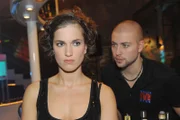 Pia (Isabell Horn) ist tief verletzt, dass es John (Felix von Jascheroff) egal ist, mit wem sie noch Sex hat. Nur mit großer Mühe gelingt es ihr, sich nicht anmerken zu lassen, dass sie längst in ihn verliebt ist und mehr als bloß eine Affäre will.