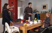 Im morgendlichen Chaos der Brentanos teilt Max (Ben Grünberg, re.) seinen Eltern Arzu (Arzu Bazman, li.) und Philipp (Thomas Koch, 3.v.re.) mit, dass er nicht auf die Schule seines Bruders Oskar (Leonard Scholz, 2.v.re.) gehen will. Als Philipp diese Diskussion nicht führen will, schreit ihn Max an, dass er ihm gar nicht zu sagen hätte, er sei ja auch nicht sein richtiger Papa. Philipp ist schwer getroffen.