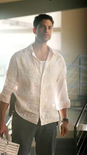 Eric Delko (Adam Rodriguez) und seine CSI-Kollegen müssen den Mord an einem Lokalpolitiker aufklären, der in einem leer stehenden Haus gefunden wurde. Eric Delko (Adam Rodriguez) und seine CSI-Kollegen müssen den Mord an einem Lokalpolitiker aufklären, der in einem leer stehenden Haus gefunden wurde.