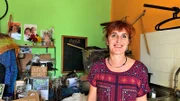 Gema Gonzales ist eine der besten Kundinnen der Schildlaus-Farmer. Der natürlich gewonnene Farbstoff gibt ihren selbstgemachten knallbunten Tüchern und Stoffen ihre Farbe.