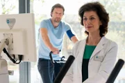 Prof. Patzelt (Marijam Agischewa, r.) übernimmt persönlich das Belastungs-EKG für ihren Patienten Frank Boger (Christoph Kottenkamp, l.).