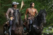Aramis (Santiago Cabrera, l.); D'Artagnan (Luke Pasqualino, r.)