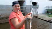 Weil am Gschwandtnerhof nahe dem Tegernsee die Hydraulik der Einstreu-Maschine streikt, muss Nina selbst Hand anlegen – ganz traditionell.