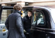 Dr. John Watson (Martin Freeman, re.) ist nicht sicher, ob Sherlock Holmes (Benedict Cumberbatch) mit seinem aktuellen Fall wirklich alleine fertig werden kann.