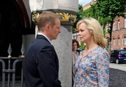 Katja (Saskia Valencia, r.) macht Philipp (Thorsten Nindel, l.) bei einem zufälligen Treffen klar, dass sie keinen gemeinsamen Weg für sie beide sieht. Henriette (Susanne Steidle, h.) beobachtet sie dabei.