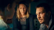 Mark (Johannes Kienast, r) ist wieder bei seiner Frau Eva (Katharina Schüttler, M) und seiner Familie.