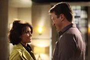 Castle (Nathan Fillion, r.) lässt sich bei diesem Fall auf eine romantische Beziehung mit der Schauspielerin Ellie Monroe (Kelly Carlson, l.) ein.